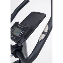 Upravljalna konzola TOORX BRX-65 z LCD-zaslonom, držalom za tablico in senzorjema srčnega utripa na krmilu.