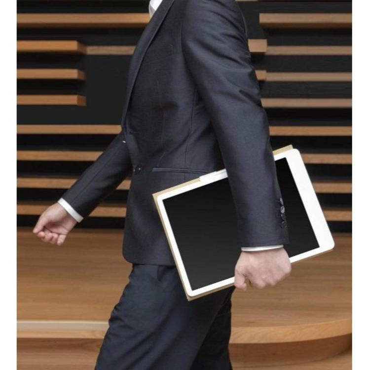 Tablični računalnik z zaslonom na dotik pod roko moškega v obleki