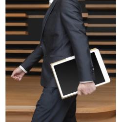 Tablični računalnik z zaslonom na dotik pod roko moškega v obleki