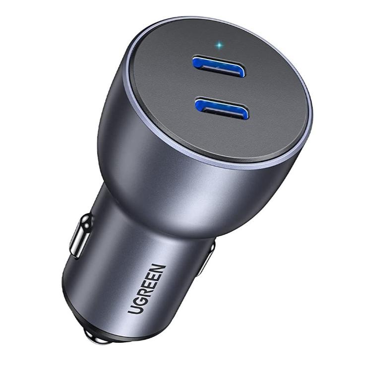 Kompakten avtopolnilec UGREEN z dvema USB-C priključkoma za hitro polnjenje naprav.