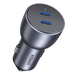Kompakten avtopolnilec UGREEN z dvema USB-C priključkoma za hitro polnjenje naprav.
