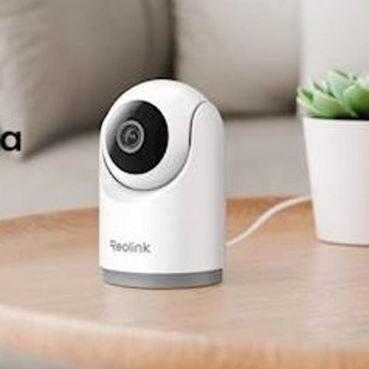 Reolink E Series E331 notranja Wi‑Fi kamera z ločljivostjo 5 MP, samodejnim sledenjem gibanja, nočnim vidom in dvosmerno zvočno komunikacijo.