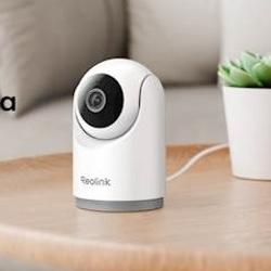Reolink E Series E331 notranja Wi‑Fi kamera z ločljivostjo 5 MP, samodejnim sledenjem gibanja, nočnim vidom in dvosmerno zvočno komunikacijo.