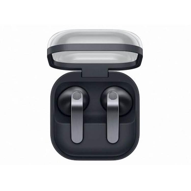 Samsung Galaxy Buds4 črne barve v odprtem polnilnem etuiju, prikaz brezžičnih slušalk.