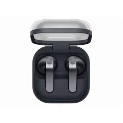 Samsung Galaxy Buds4 črne barve v odprtem polnilnem etuiju, prikaz brezžičnih slušalk.