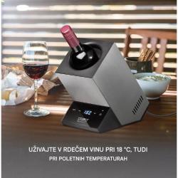 Kompaktni hladilnik za eno steklenico vina omogoča serviranje vina pri idealni temperaturi tudi v toplih poletnih dneh.