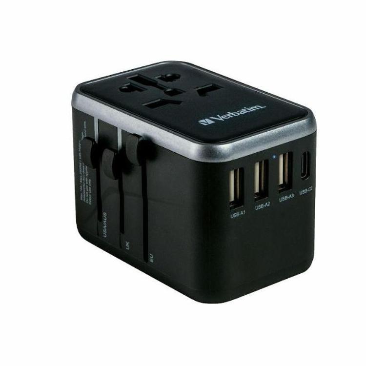 Verbatim adapter: univerzalni adapter s 3× USB‑A in 1× USB‑C, z izvlečnimi EU/UK/USA/AUS vtikači.