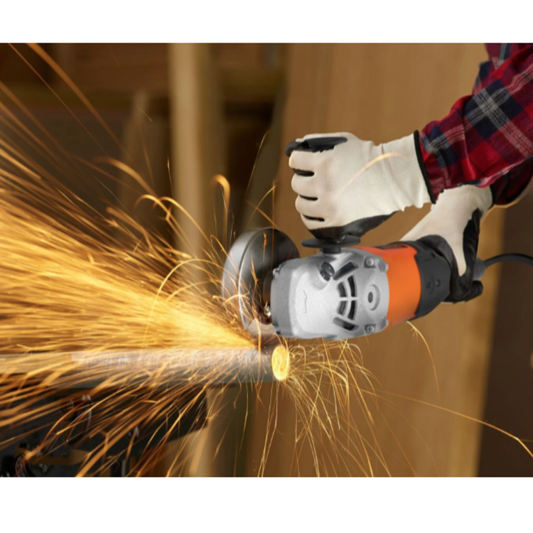 Black+Decker kotni brusilnik v uporabi pri rezanju kovinske cevi, kjer obdelava ustvarja močan snop isker za natančno rezanje kovine