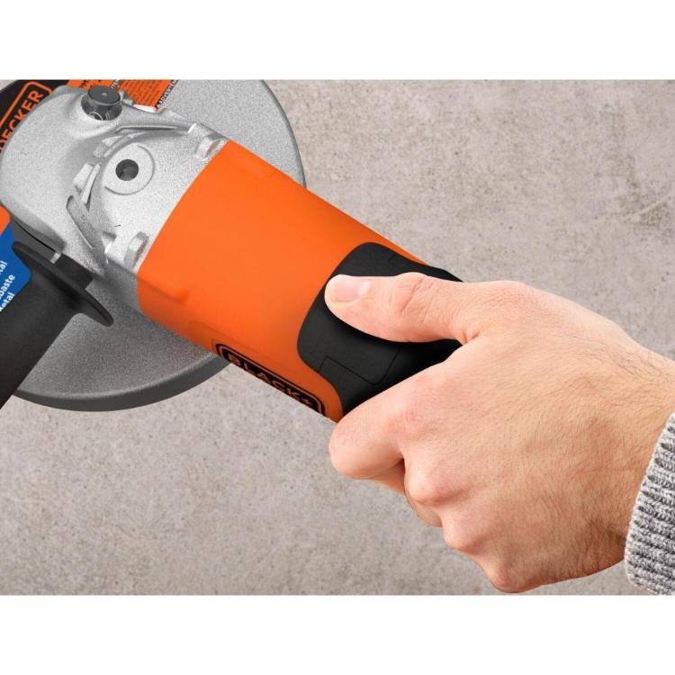 Detajl ročaja Black+Decker kotnega brusilnika z ergonomskim oprijemom, stikalom za vklop in zaščitnim ščitnikom rezalne plošče
