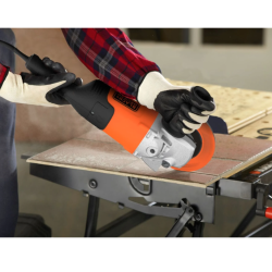 Black+Decker kotni brusilnik v uporabi pri rezanju keramičnih ploščic na delovni mizi z dodatnim stranskim ročajem za boljši nadzor naprave