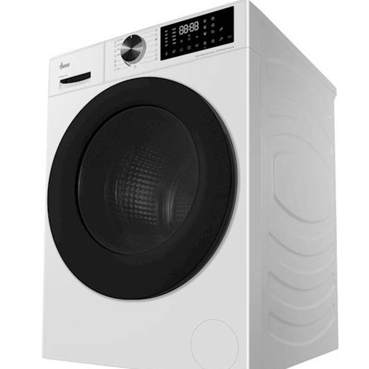 Pralni stroj Hoover z zmogljivostjo 7 kg, prikazan pod kotom z velikimi črnimi vrati in digitalnim upravljanjem.