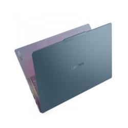 Lenovo Yoga Pro 9 – zadnja stran v modro-sivi barvi, viden Lenovo logotip, tanek aluminijast dizajn.