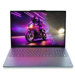 Lenovo Yoga Pro 9 – prenosnik s svetlim zaslonom, prikaz motorja v neonskem tunelu, osvetljena tipkovnica.