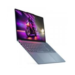 Lenovo Yoga Pro 9 – eleganten siv prenosnik odprt pod kotom, zaslon z dinamičnim motivom motorja.