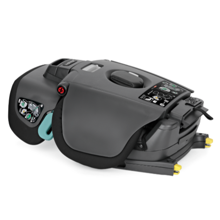 Spodnji del otroškega avtosedeža z vidnimi nastavitvenimi elementi in priključki