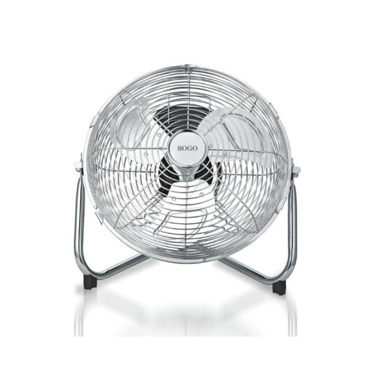 Namizni ventilator SOGO s kromiranim kovinskim ohišjem, sprednji pogled z zaščitno mrežo.