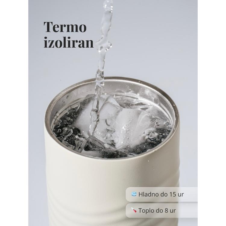 EQUA kremno bel termo lonček z dvojno izolacijo ohranja pijačo hladno do 15 ur in toplo do 8 ur.