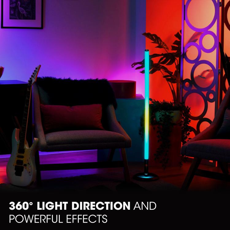 JBL PartyLight Stick v prostoru z 360° osvetlitvijo in barvnimi svetlobnimi efekti.