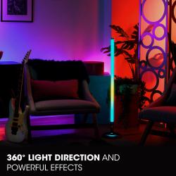 JBL PartyLight Stick v prostoru z 360° osvetlitvijo in barvnimi svetlobnimi efekti.