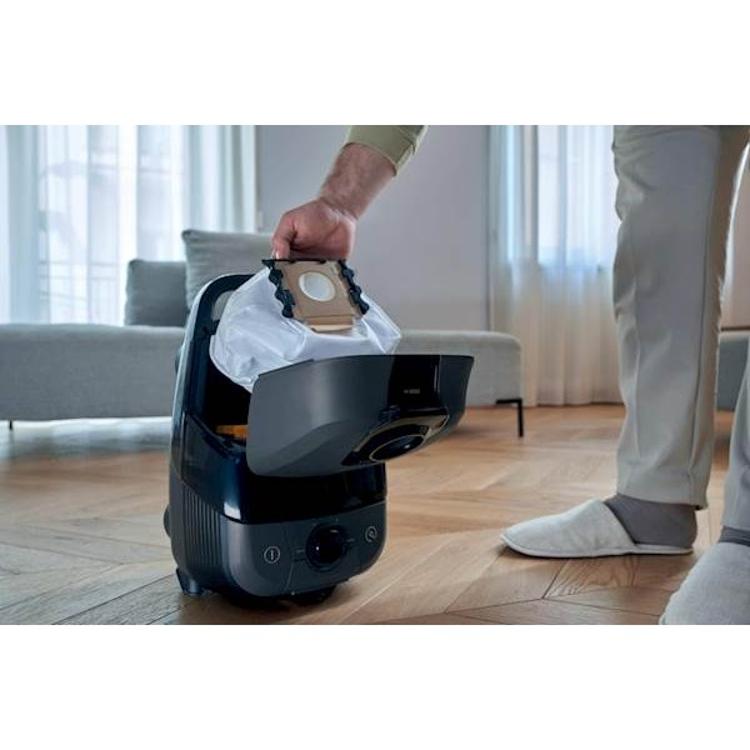 Menjava vrečke pri sesalniku Hoover HE210P 011, enostavno odpiranje pokrova.