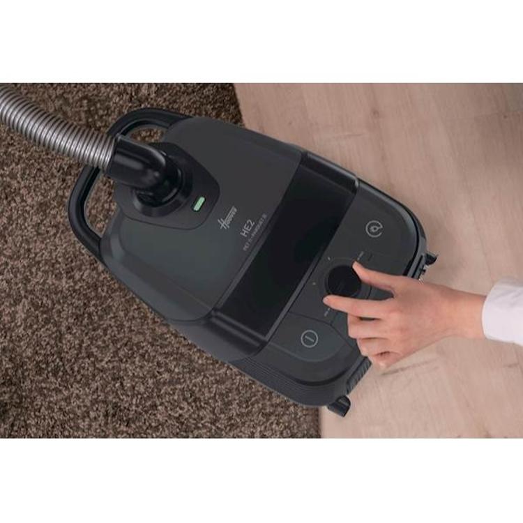 Upravljanje moči sesalnika Hoover HE210P 011 z vrtljivim gumbom na ohišju.