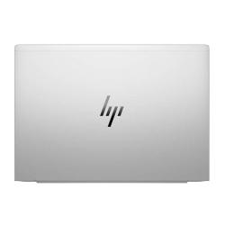 Zadnji pogled na srebrn HP EliteBook z elegantnim kovinskim pokrovom in prepoznavnim logotipom HP.