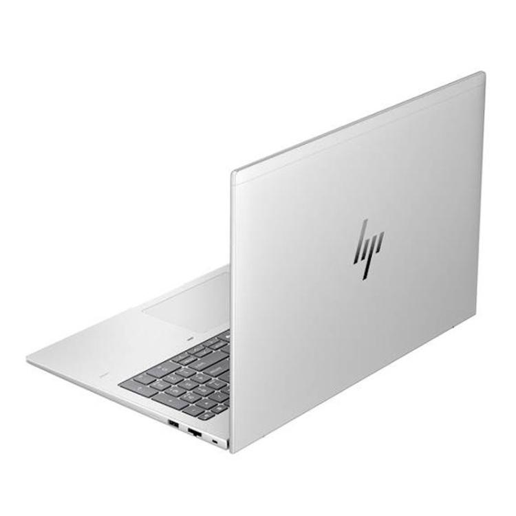Zadnji pogled na srebrn HP EliteBook z elegantnim kovinskim pokrovom in prepoznavnim logotipom HP.