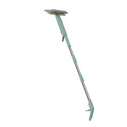 Čistilec oken z raztegljivim ročajem in gumijastim brisalcem na belem ozadju.