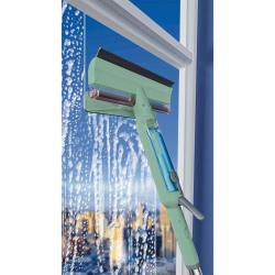 Čistilec oken v uporabi pri čiščenju steklene površine z razpršilom.