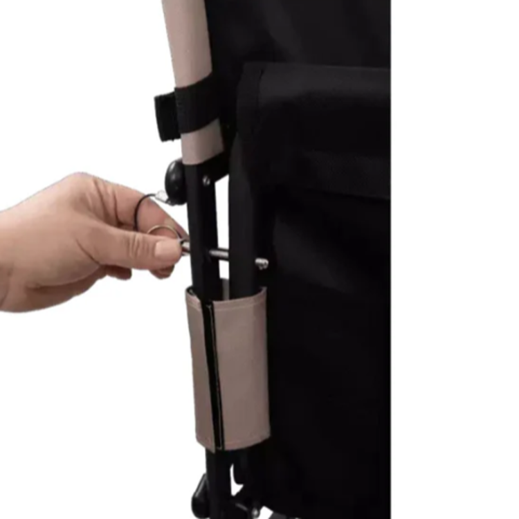 Detajl mehanizma zlaganja KingCamp vozička z varnostnim zatičem ob strani.