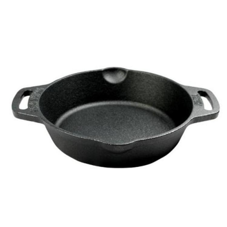 Valhal Outdoor litoželezna posoda v črni barvi, prikazana pod kotom z dvema ročajema in izlivoma za lažje točenje.