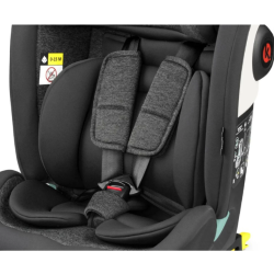 Detajl oblazinjenih varnostnih pasov in sedežnega dela otroškega avtosedeža