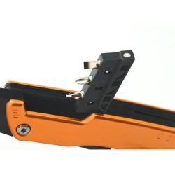 Večnamensko orodje Cattara z nastavki izvijačev v ročaju.