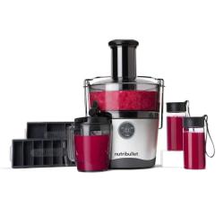 Nutribullet Juicer Pro sokovnik z rdečim sokom, vrčem, stekleničkami in posodo za led na sivi podlagi