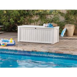 Keter vrtna shranjevalna skrinja ob bazenu na terasi z odloženimi predmeti na pokrovu