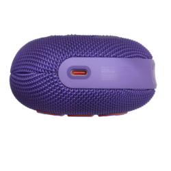 Spodnja stran zvočnika JBL vijolične barve z vidnim priključkom za polnjenje