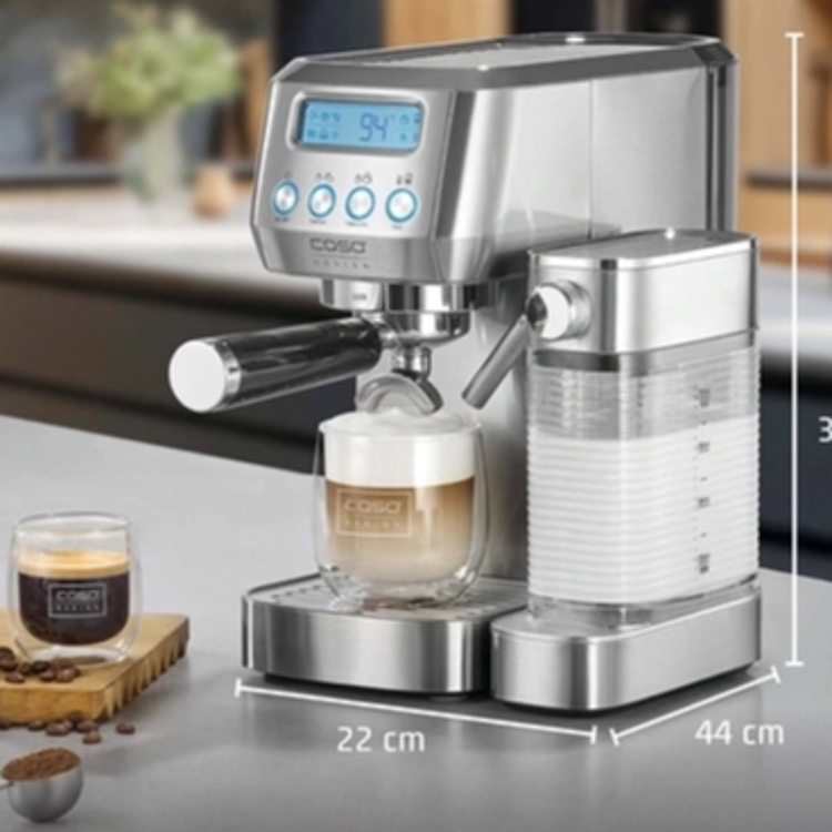 Espresso kavni aparat CASO Design z dimenzijami 44 × 22 × 30,5 cm združuje kompaktno zasnovo, zmogljivo delovanje in samodejno pripravo mlečne pene za vrhunsko kavno izkušnjo.