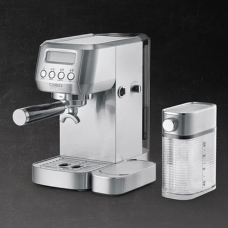 Espresso kavni aparat CASO Design z vgrajenim penilnikom mleka, snemljivim rezervoarjem za vodo in elegantnim ohišjem iz nerjavečega jekla omogoča pripravo popolnega espressa in mlečnih kavnih napitkov.
