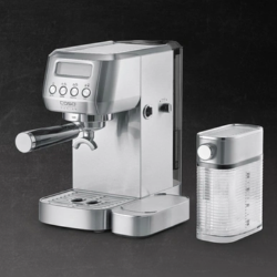 Espresso kavni aparat CASO Design z vgrajenim penilnikom mleka, snemljivim rezervoarjem za vodo in elegantnim ohišjem iz nerjavečega jekla omogoča pripravo popolnega espressa in mlečnih kavnih napitkov.