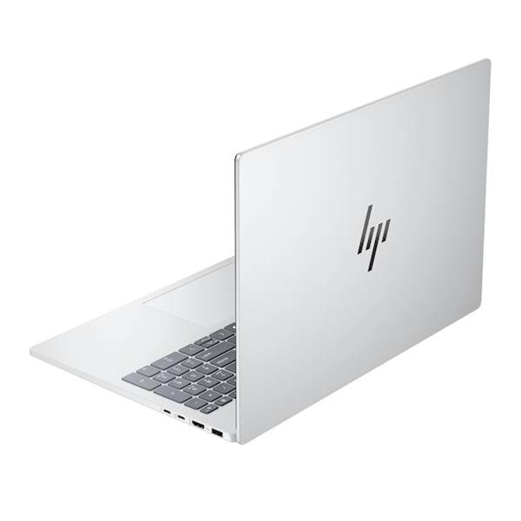 Zadnji pogled na srebrn HP OmniBook 7 16 z elegantnim kovinskim ohišjem in logotipom HP na pokrovu.