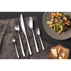 Cheffino Aria jedilni pribor pogrnjen na mizi ob postreženi hrani in siru.