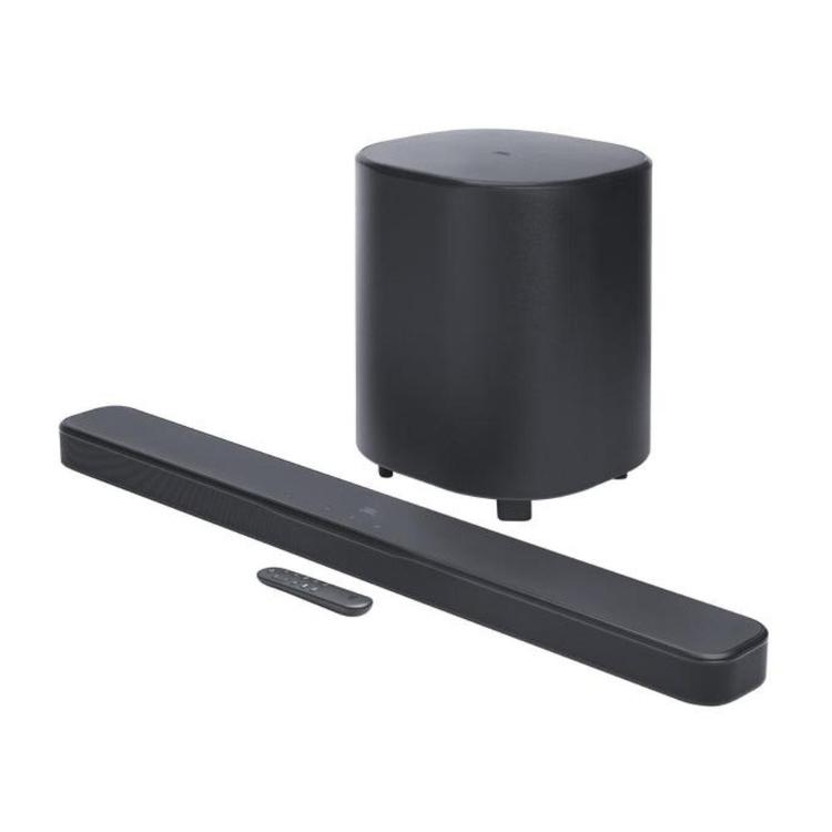 Soundbar JBL 500 M2 z brezžičnim nizkotoncem in daljincem, prikazan pod kotom z desne strani.