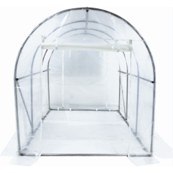 Mini rastlinjak s kovinskim ogrodjem in prozorno plastično prevleko, spredaj odprt vhod z zavihano folijo.