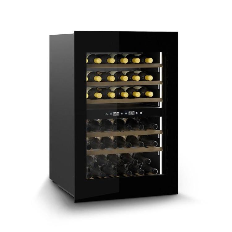 Vinska vitrina CASO WineDeluxe WD 41 z dvema temperaturnima območjema, kapaciteto za 41 steklenic in elegantnimi UV-zaščitenimi steklenimi vrati omogoča optimalno shranjevanje rdečih in belih vin pri idealni temperaturi.