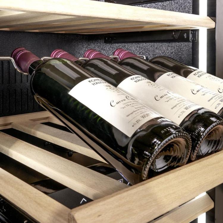 Vinska vitrina CASO WineDeluxe s prostorno notranjostjo, mehko LED-osvetlitvijo in elegantnim črnim dizajnom predstavlja idealno rešitev za varno shranjevanje, zorjenje in predstavitev vinske zbirke doma ali v gostinskem okolju.