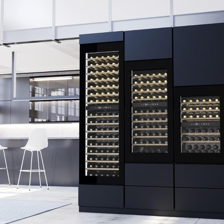 Vinska vitrina CASO WineDeluxe WD 41 z modernim črnim dizajnom, tihim delovanjem in možnostjo vgradnje v kuhinjski element predstavlja elegantno rešitev za shranjevanje ter zorjenje vin v domačem ali profesionalnem okolju.