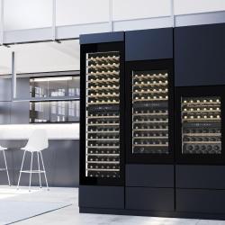 Vinska vitrina CASO WineDeluxe WD 41 z modernim črnim dizajnom, tihim delovanjem in možnostjo vgradnje v kuhinjski element predstavlja elegantno rešitev za shranjevanje ter zorjenje vin v domačem ali profesionalnem okolju.