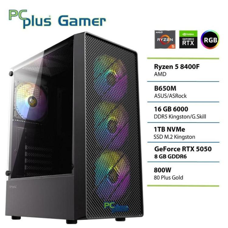 Gaming namizni računalnik PC Plus Gamer v črnem RGB ohišju, opremljen s procesorjem AMD Ryzen 5 8400F, grafično kartico GeForce RTX 5050, 16 GB DDR5 pomnilnika in 1 TB NVMe SSD.