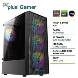 Gaming namizni računalnik PC Plus Gamer v črnem RGB ohišju, opremljen s procesorjem AMD Ryzen 5 8400F, grafično kartico GeForce RTX 5050, 16 GB DDR5 pomnilnika in 1 TB NVMe SSD.