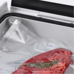 Vakuumske vrečke CASO Design iz trpežnega materiala so primerne za uporabo z vakuumskimi aparati in omogočajo varno shranjevanje živil v hladilniku ali zamrzovalniku.